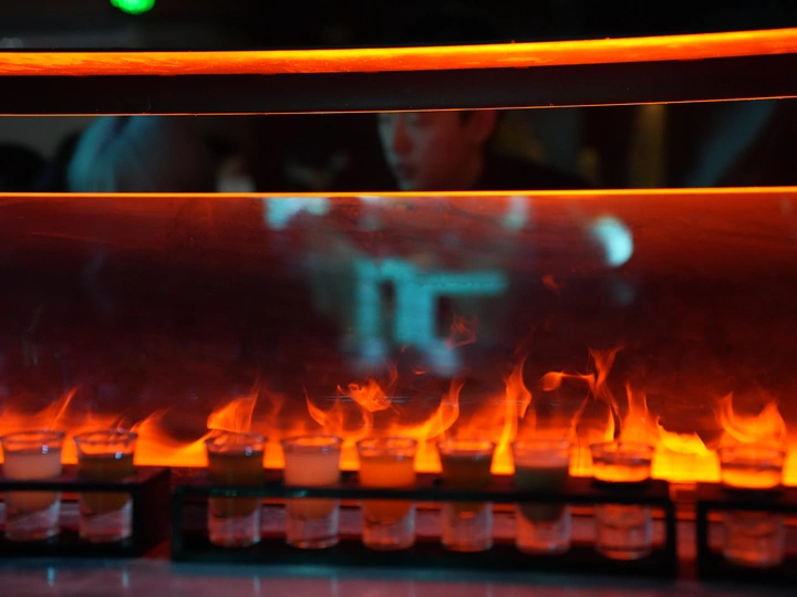 一个人在烤箱前烤火