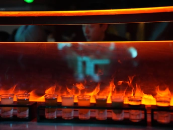 一个人在烤箱前烤火