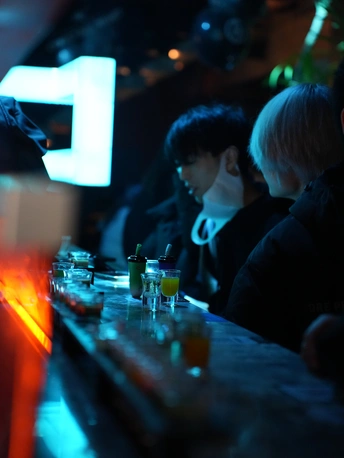 一群人在酒吧里喝酒