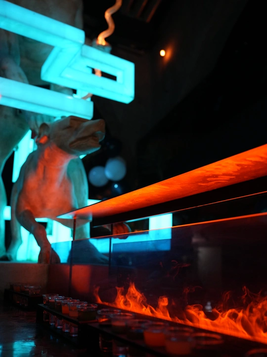 一个在热房间烹饪的男子 炉子中冒出火焰