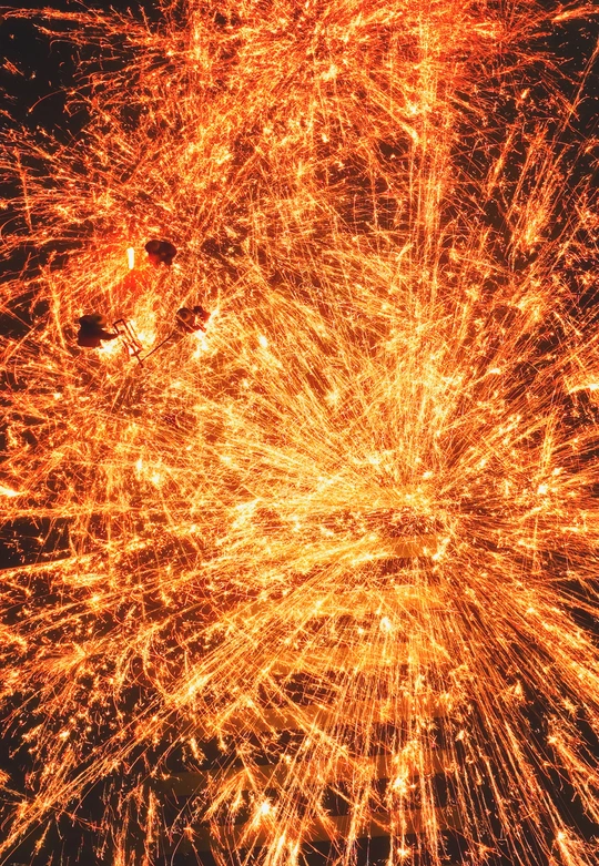 夜空中烟花绽放 空中火花飞舞。