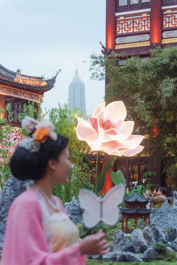 一位站在花园里的女人 前景是一朵花。