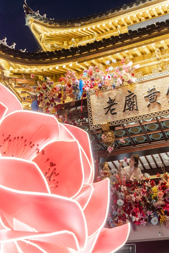 夜晚被鲜花装点的庞大建筑