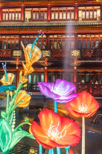 一堆假花 位于一栋建筑前