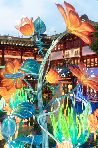 在一栋楼前的一幅多彩花卉雕塑