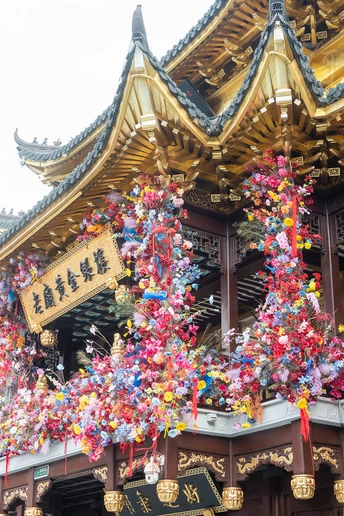 彩色花朵装点着一座塔的侧面