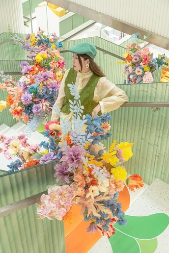 站在一束花旁边的一个女人