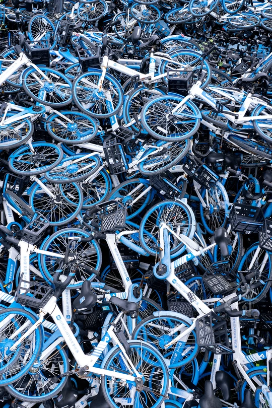 不同颜色的自行车堆在一起