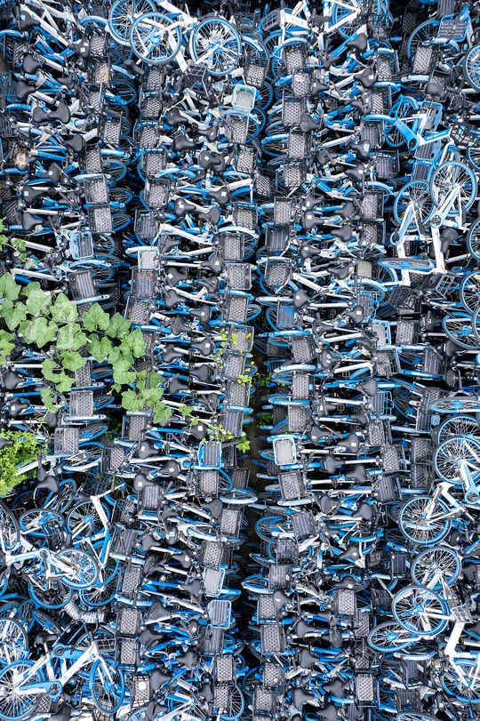 自行车和电线制成的墙