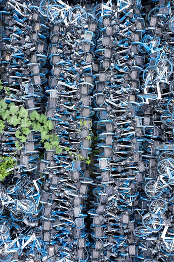 自行车和电线制成的墙