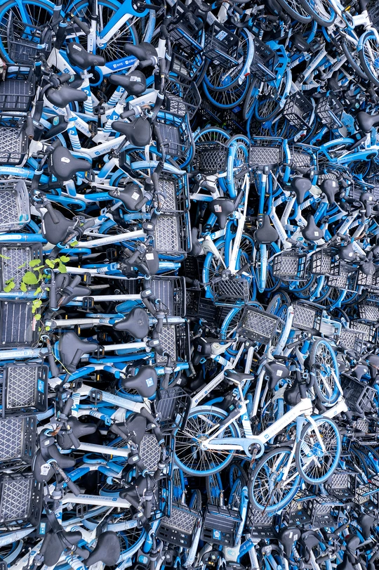 一堆多种颜色的自行车