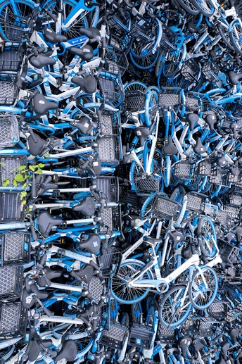 一堆多种颜色的自行车