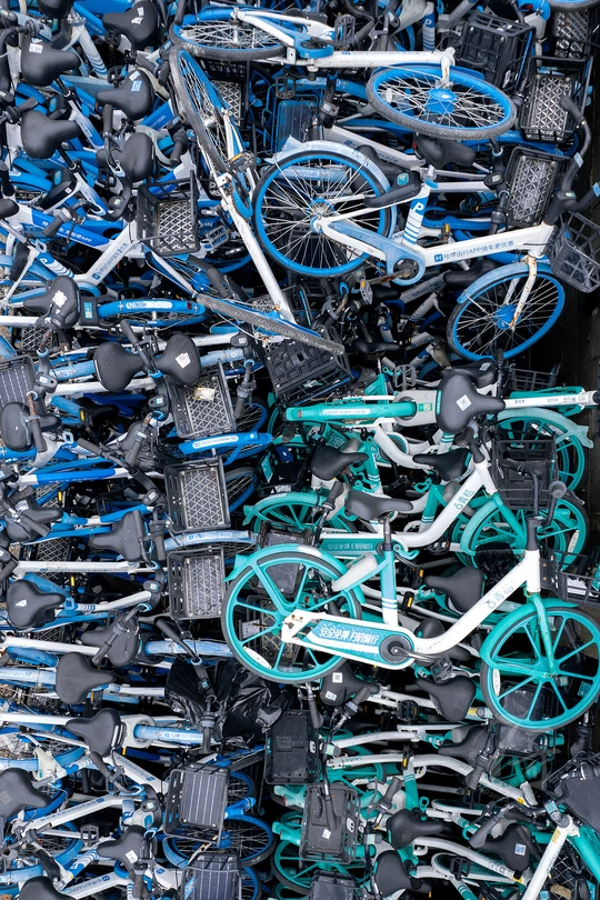 一大堆蓝色的自行车堆在一起
