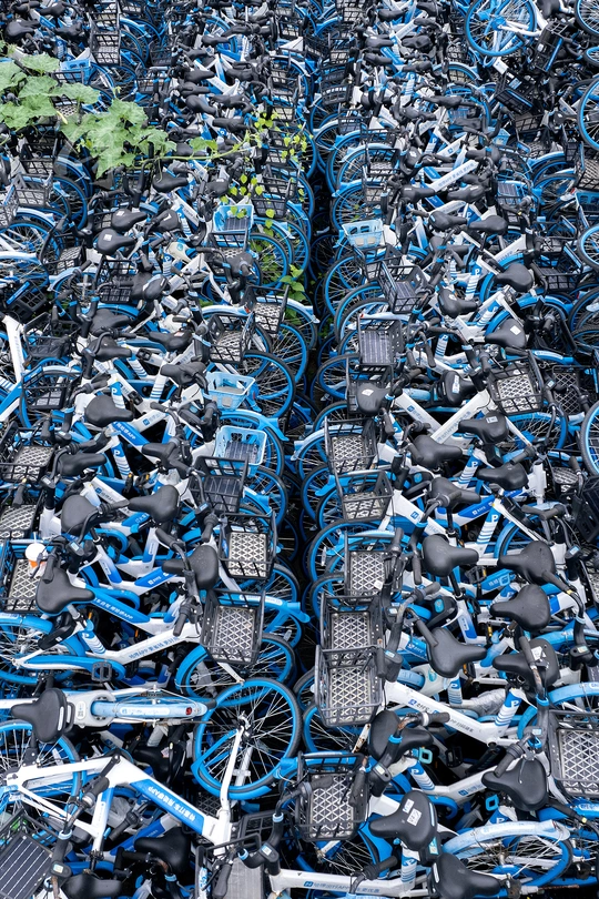 充满各种大小和颜色的蓝色自行车的一个公园