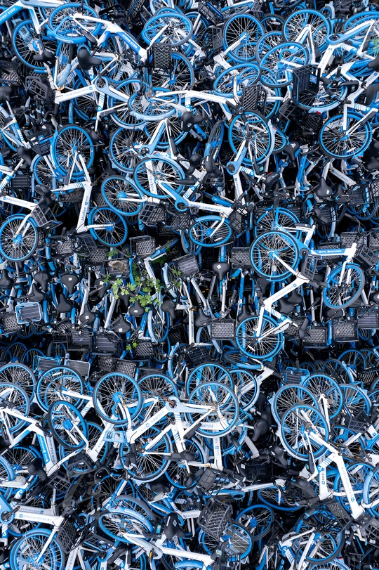 一大堆不同颜色的自行车