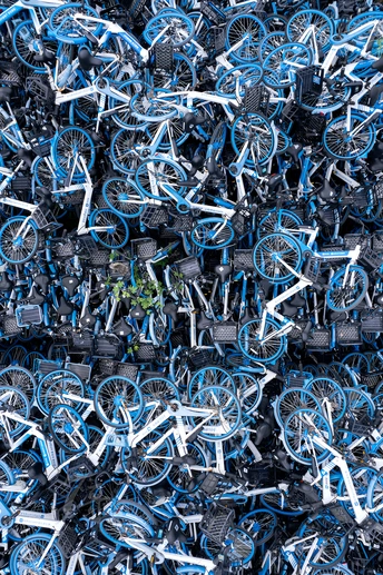 一大堆不同颜色的自行车