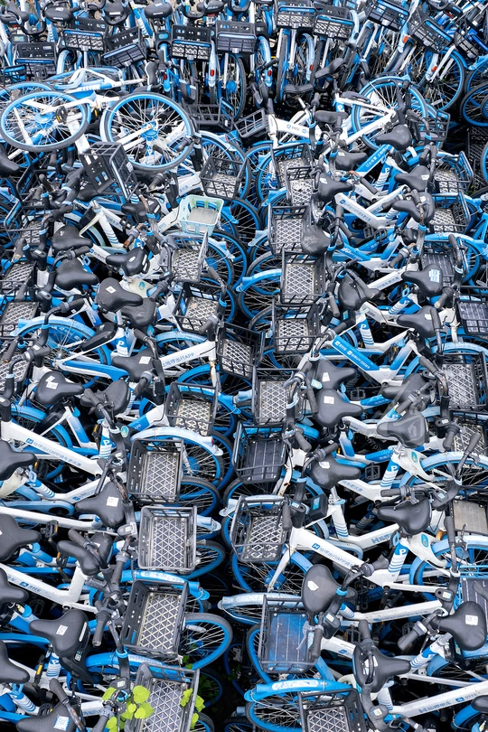 许多自行车以大量蓝色停在一起。