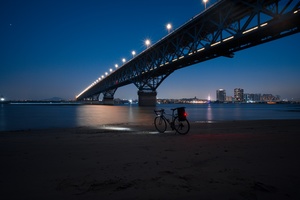 夜晚停在沙滩附近的水边的自行车