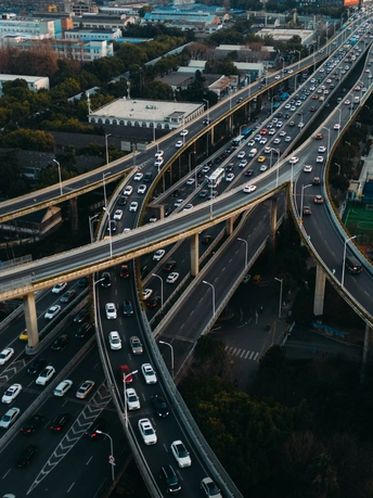 高速公路上的汽车