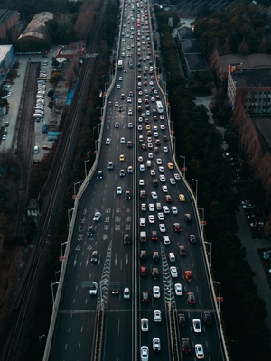 城市中的高速公路充满大量交通