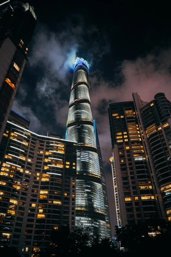 夜晚的城市照片 有高楼和天空中的云彩