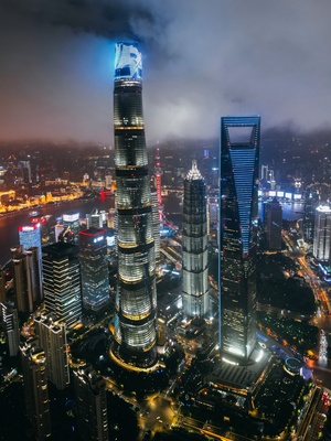 夜晚的城市天际线 包括世界上最高的建筑 周围被雾气环绕。