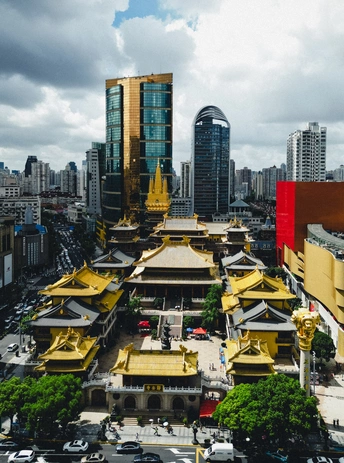 背景是高楼大厦的大城市