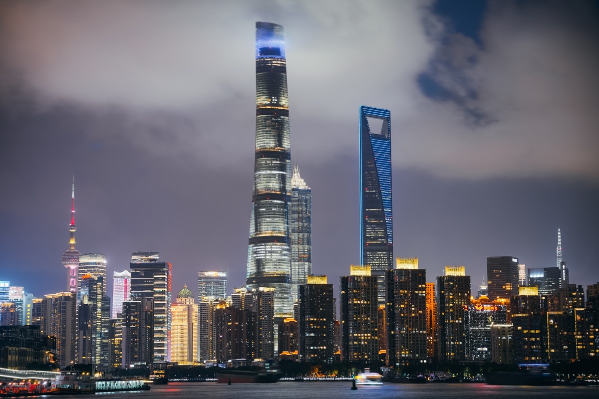 夜幕下的香港城市全景 包括摩天大楼的天际线。