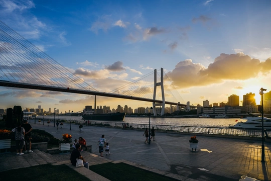 河上的落日 背景中有桥和城市