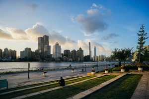 人们坐在公园里 俯瞰着城市的景色和天际线。
