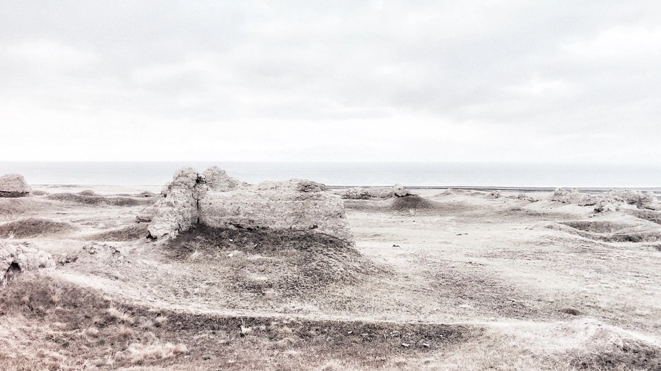 在沙漠中央的海滩上的一座沙堡 背景是海洋。
