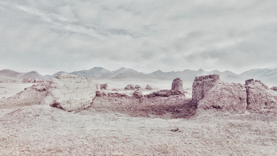 沙漠中的岩石、山脉和雨伞的风景
