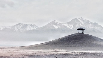 山顶上的小亭子 背景是山脉。