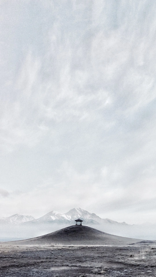 一片沙漠中的小山上的黑白风景画