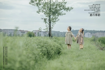 孩子们手牵着手穿过草地的海报