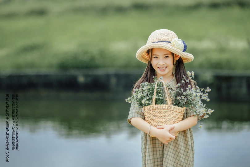 一个戴着帽子、穿着连衣裙、手里拿着花篮的年轻女孩站在湖边