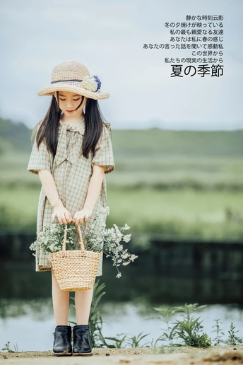 一个戴帽子的小女孩拿着一篮花