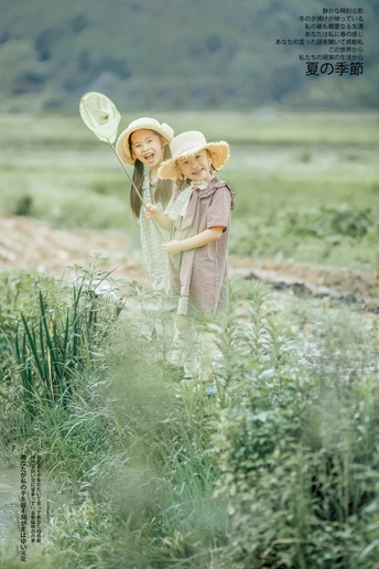 一个小男孩和一个小女孩站在田野里