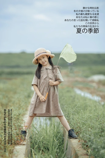 田野里撑着雨伞的小女孩