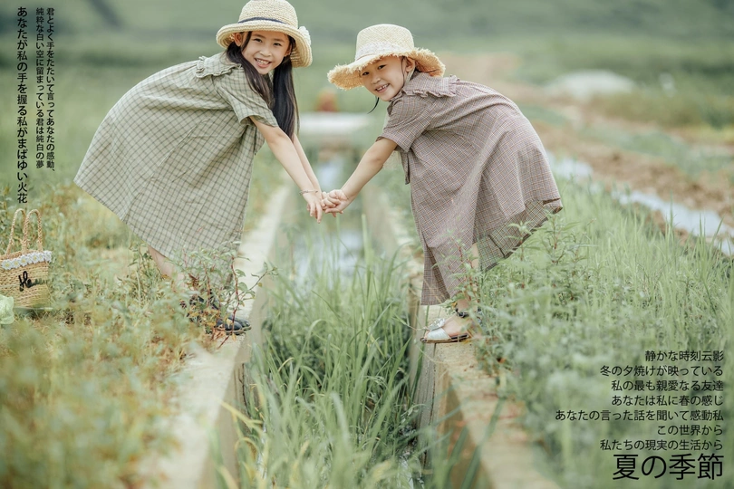 一对母女在田野里手牵着手