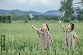 站在麦田里玩玩具剑的小孩