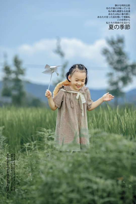 田野里一个拿着风车的小女孩