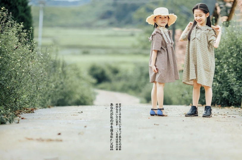 两个小女孩站在小路上