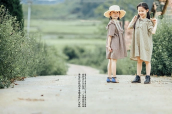 两个小女孩站在小路上