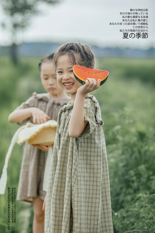 一个拿着小西瓜的年轻女孩在田里微笑
