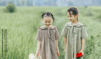 两个小女孩在田野里散步