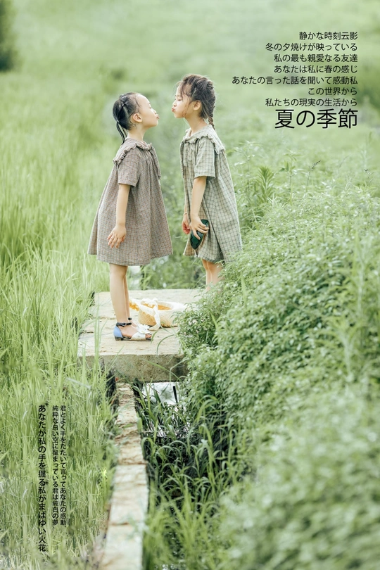 田野里的一个小男孩和一个小女孩