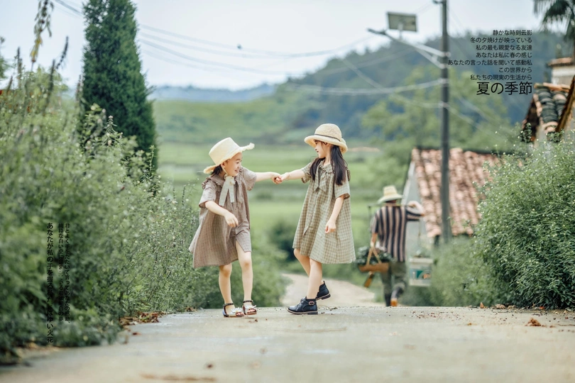 牵着手走在路上的小女孩