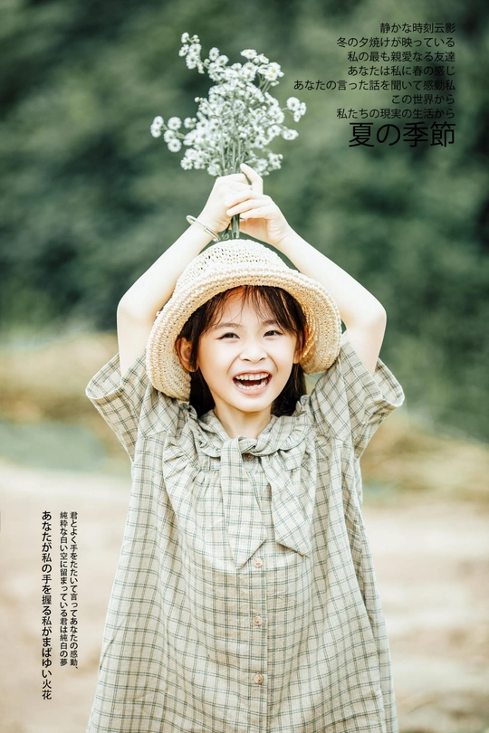 一个小女孩头顶一朵小花 头上戴着一顶帽子