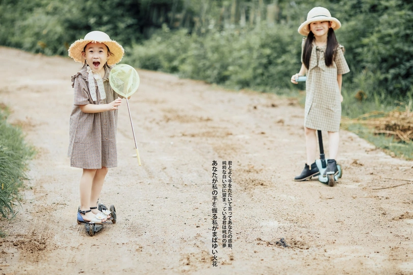 小女孩和男孩在森林里户外玩耍